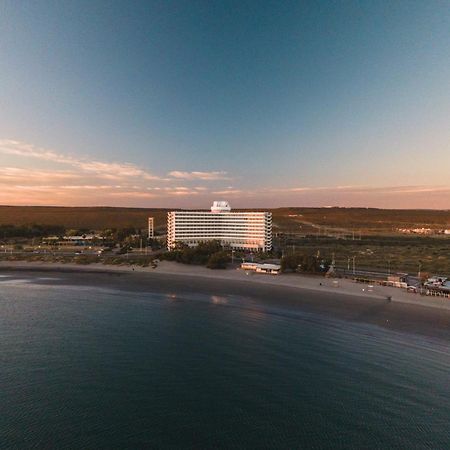Rayentray Grand Hotel Пуэрто-Мадрин Экстерьер фото