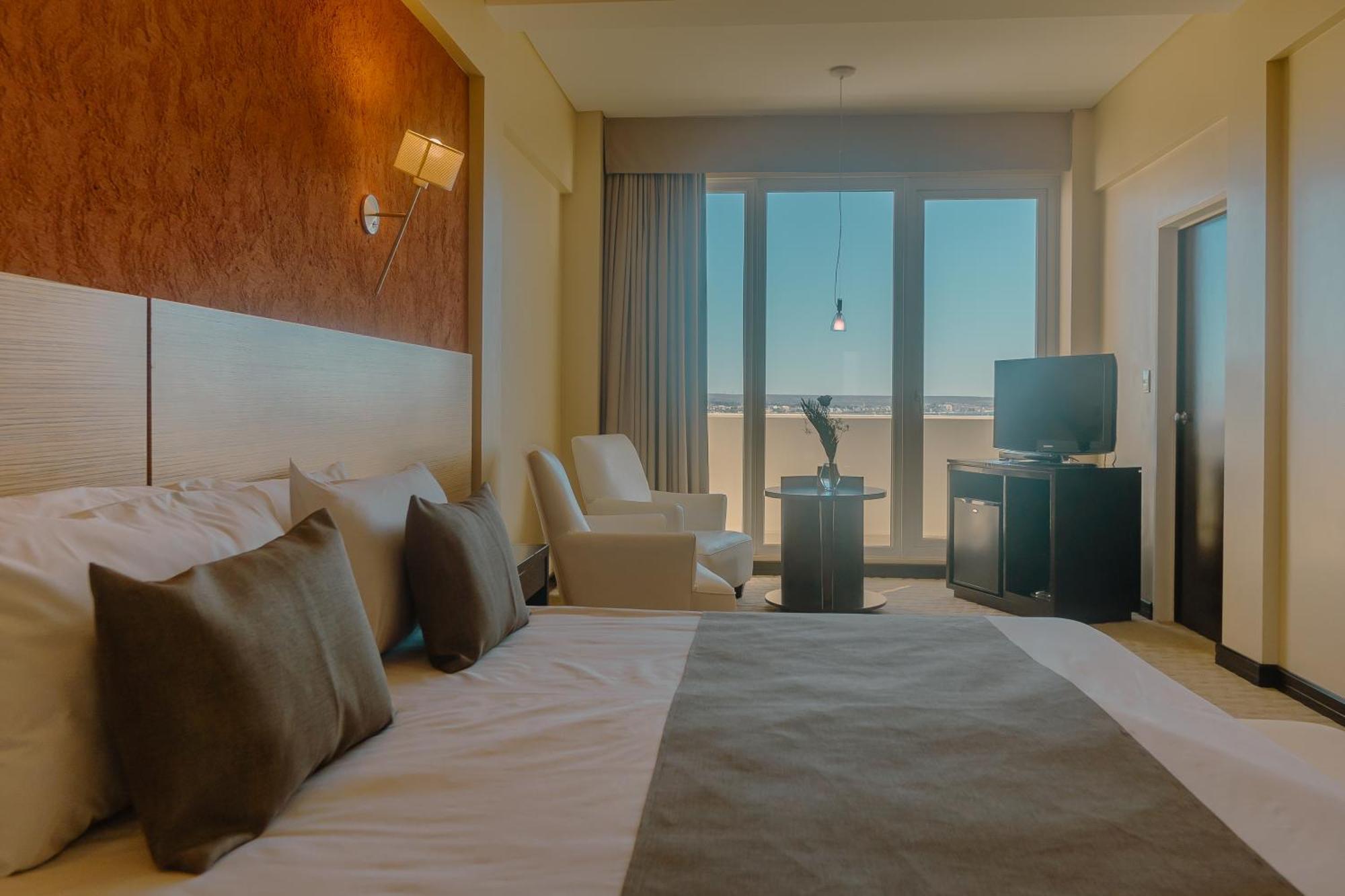 Rayentray Grand Hotel Пуэрто-Мадрин Экстерьер фото