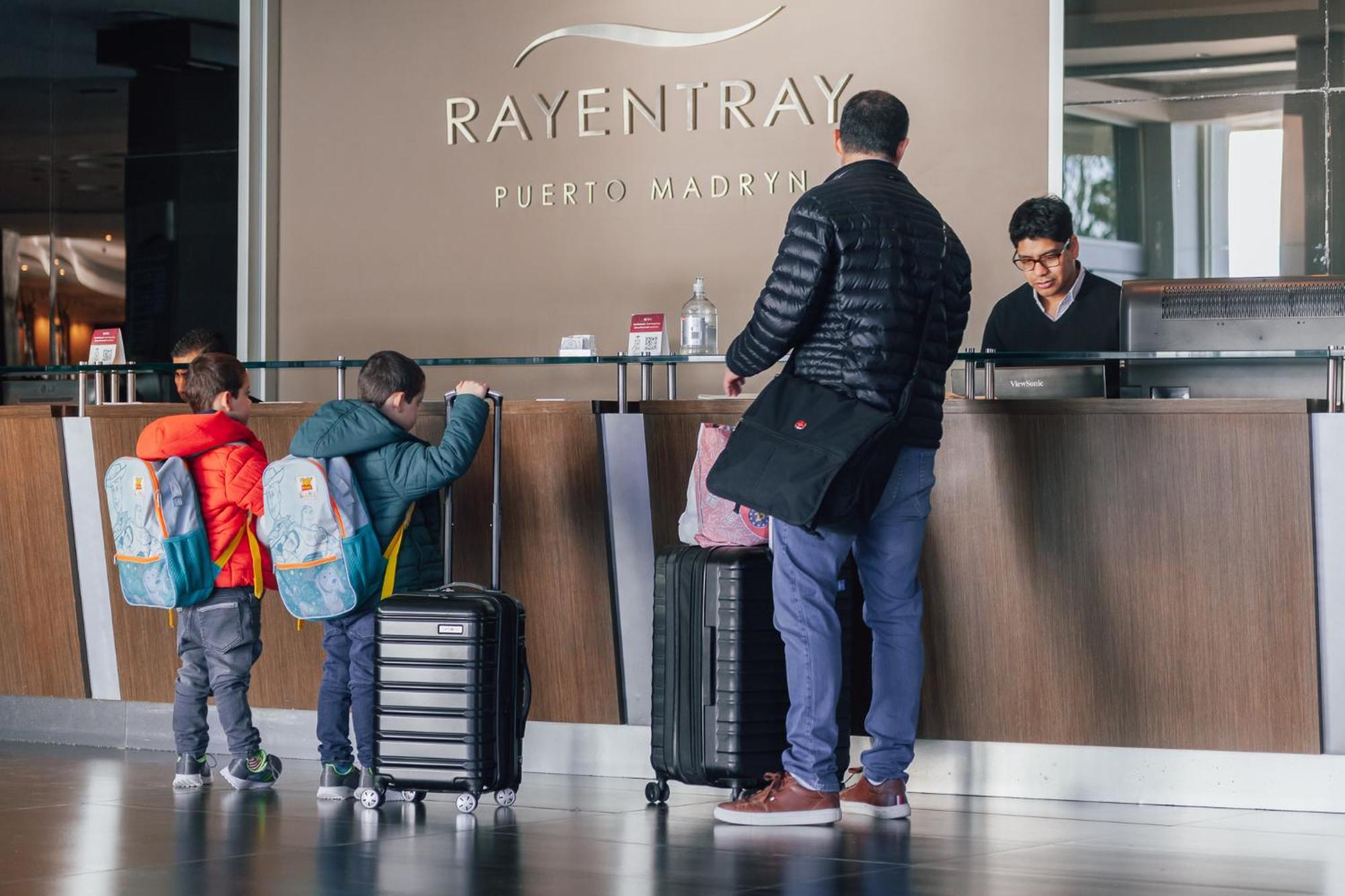 Rayentray Grand Hotel Пуэрто-Мадрин Экстерьер фото