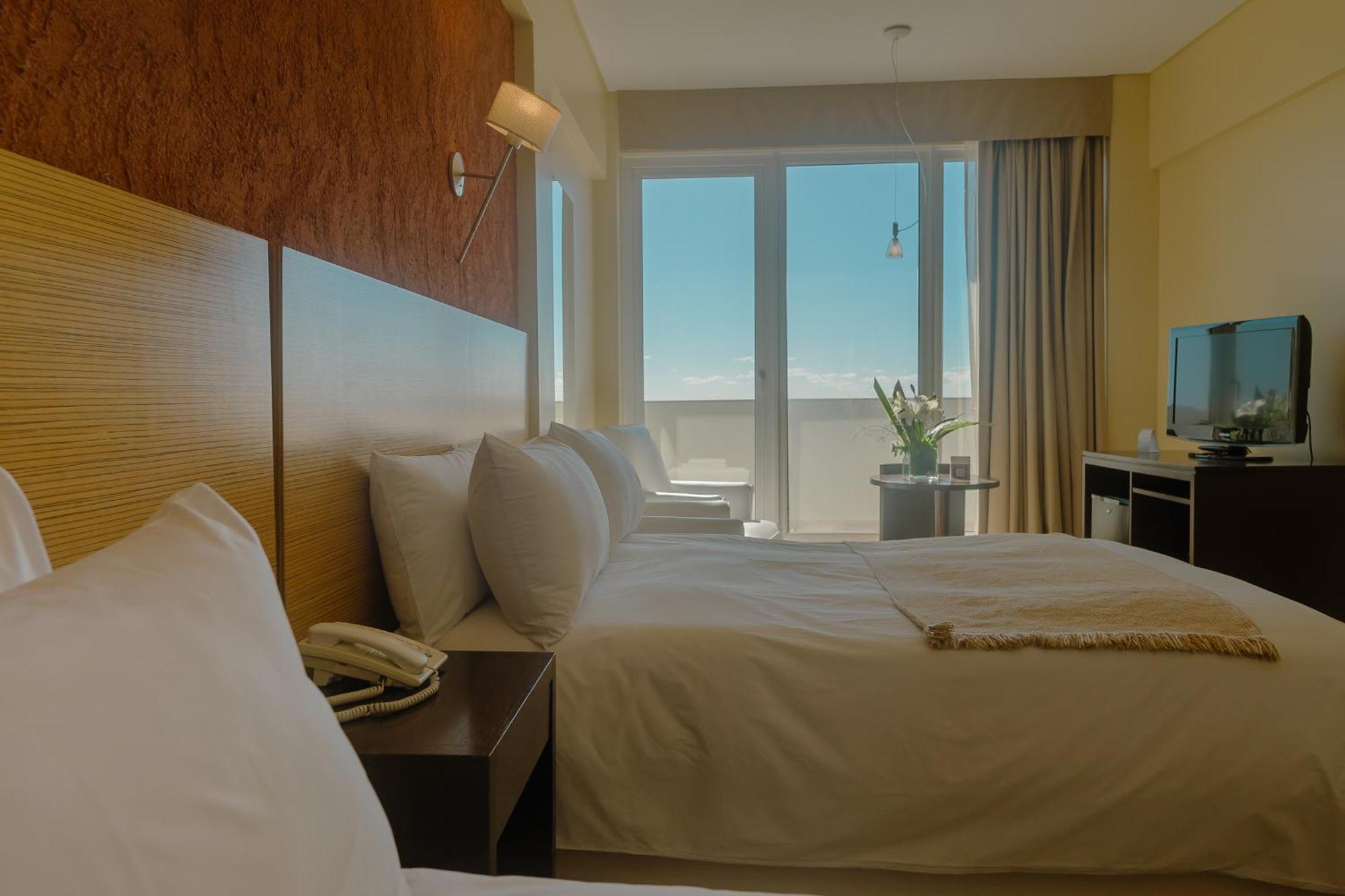 Rayentray Grand Hotel Пуэрто-Мадрин Экстерьер фото