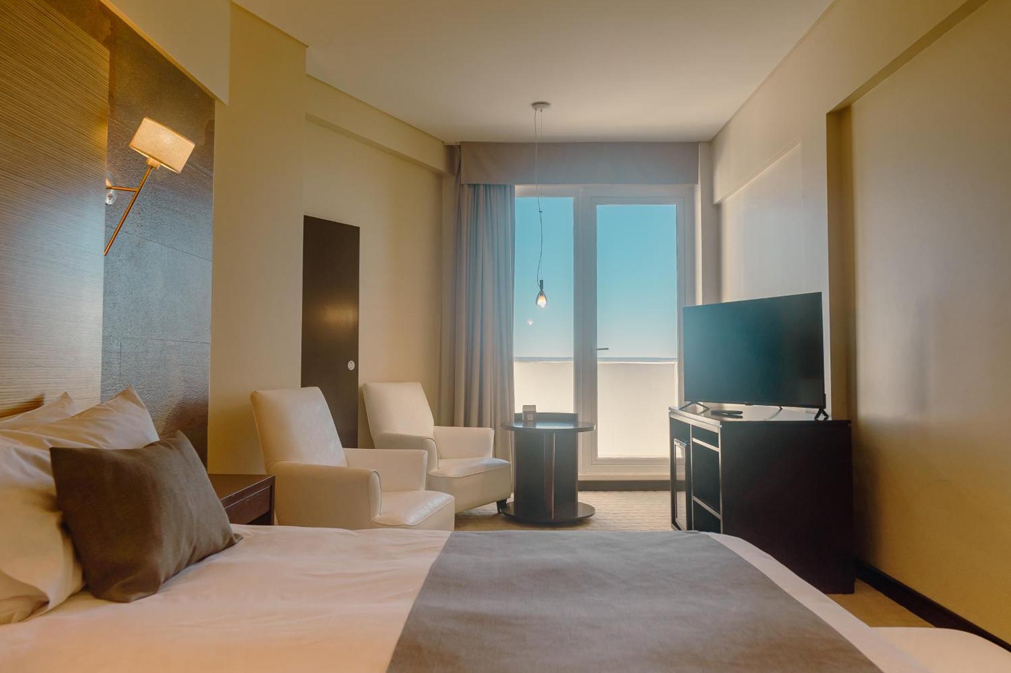 Rayentray Grand Hotel Пуэрто-Мадрин Экстерьер фото